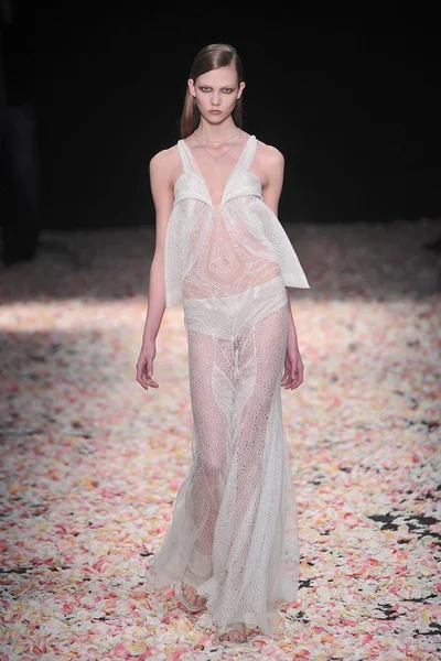 Look 16